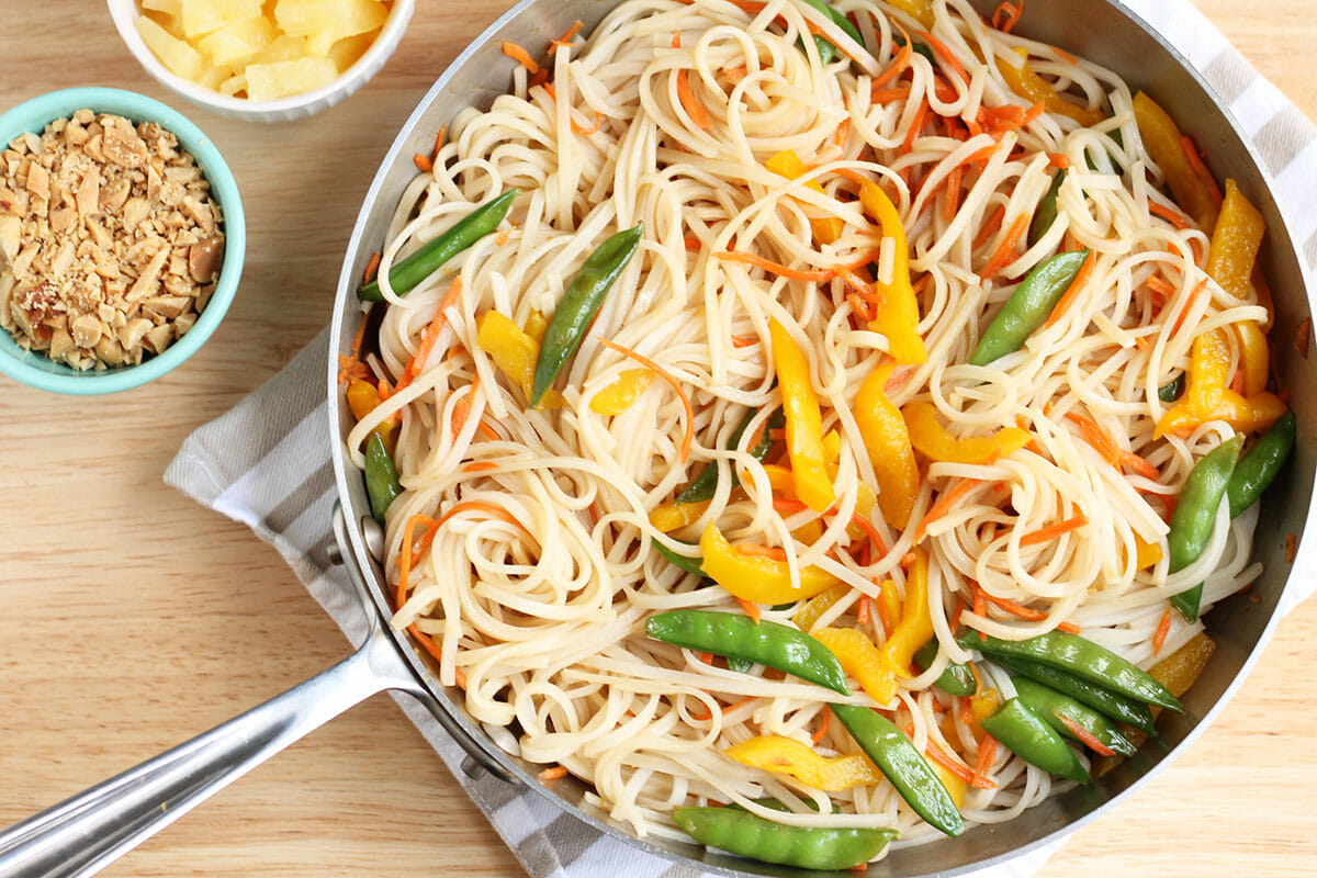 20-Minute Stir Fry Rice Noodles with Veggies - Yummy Family Food